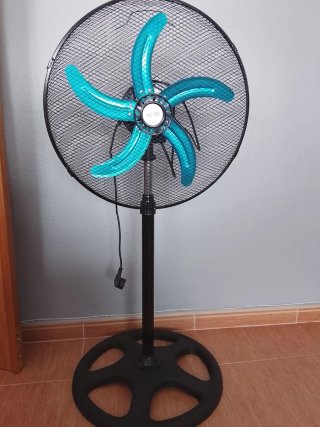 Ventilador de pie negro y turquesa