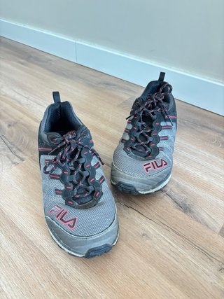 Zapatillas trekking Fila grises y rojas