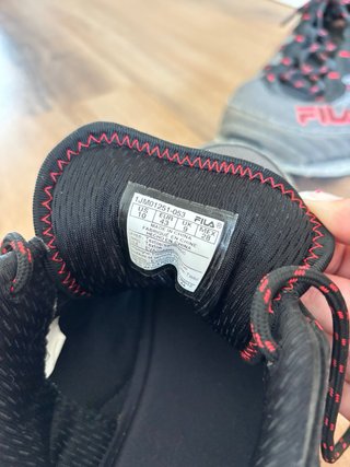 Zapatillas trekking Fila grises y rojas