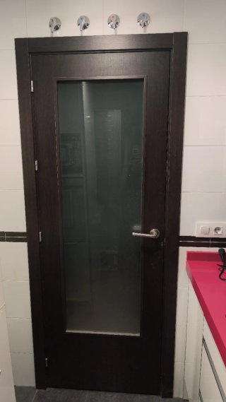 Puerta de madera con cristal