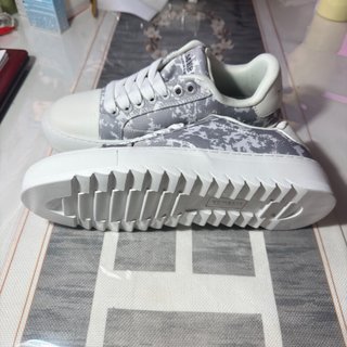 Zapatillas deportivas grises y blancas talla 40