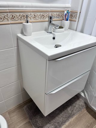 Lavabo suspendido baño plata y blanco