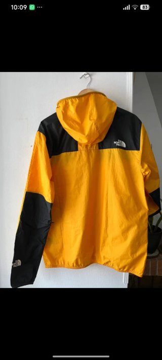 Cortavientos The North Face Amarillo y Negro