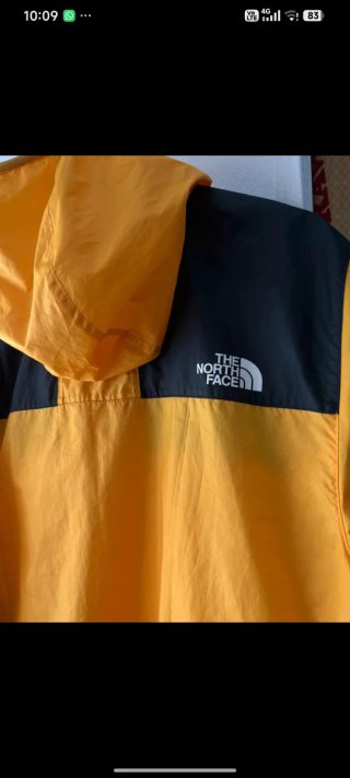 Cortavientos The North Face Amarillo y Negro