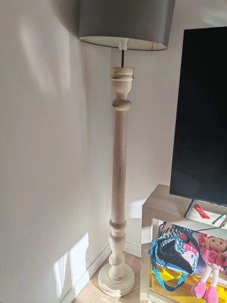 Lámpara de pie madera beige y tulipa gris