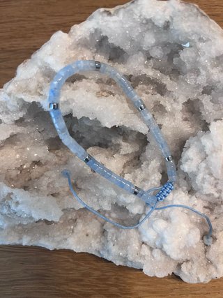 Pulsera de aguamarinas con macrame