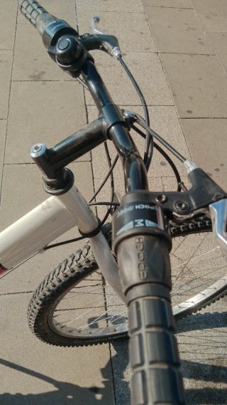 Bicicleta de montaña roja y blanca