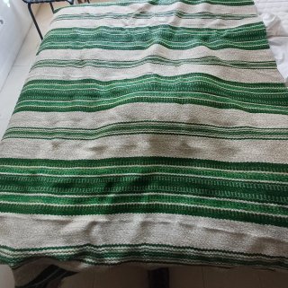 Alfombra de tela a rayas verdes y blancas