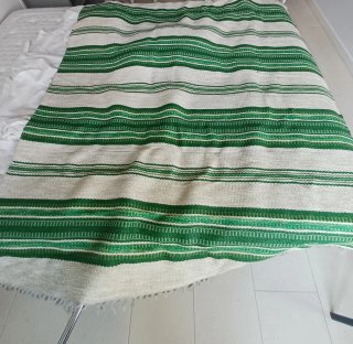 Alfombra de tela a rayas verdes y blancas