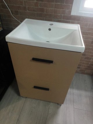 Mueble de baño con lavabo y espejo