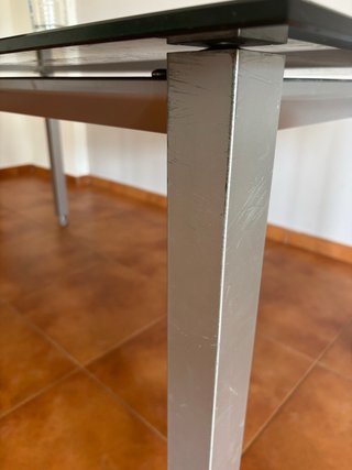 Mesa de cristal templado y metal