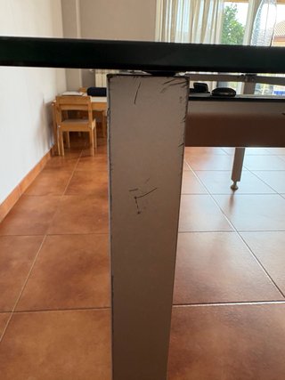 Mesa de cristal templado y metal