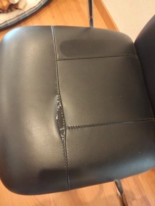 Silla de oficina negra con ruedas