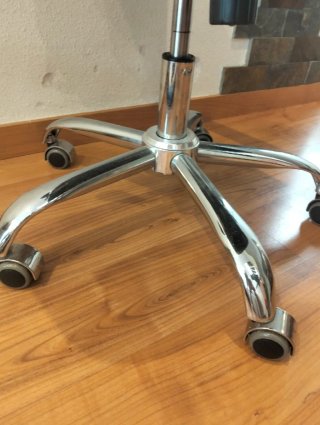 Silla de oficina negra con ruedas