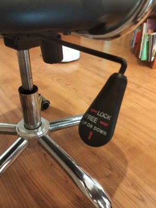 Silla de oficina negra con ruedas