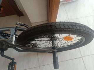 Bici BMX gris