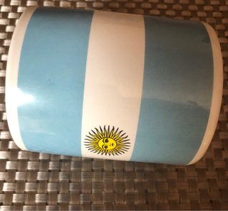 Taza con logo del sol de Argentina