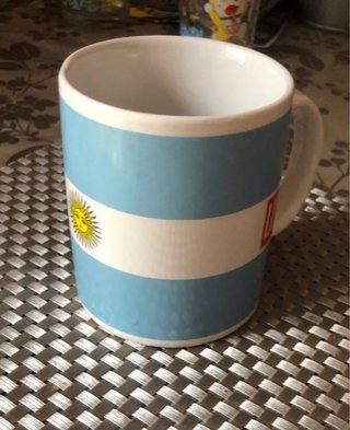Taza con logo del sol de Argentina