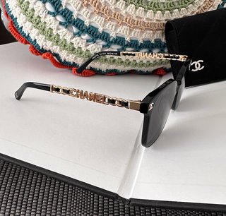 Estilizan el rostro Chanel neri e oro
