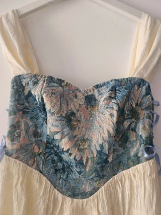 Vestido midi romántico corsé floral