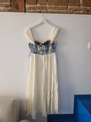 Vestido midi romántico corsé floral