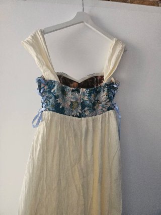 Vestido midi romántico corsé floral