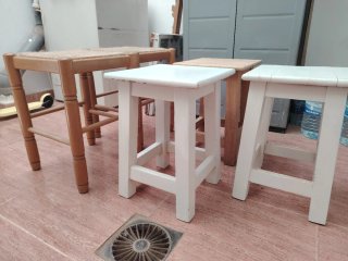 5 Taburetes de madera.