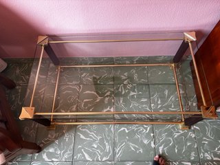 Mesa auxiliar cristal y metal dorado