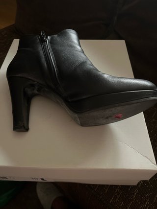 Botines de piel negros con cremallera made Spain.