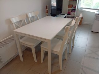 Mesa y 4 Sillas Blancas