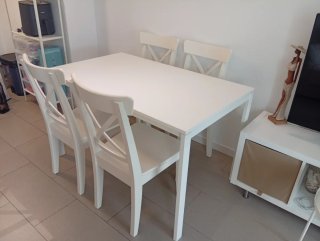 Mesa y 4 Sillas Blancas
