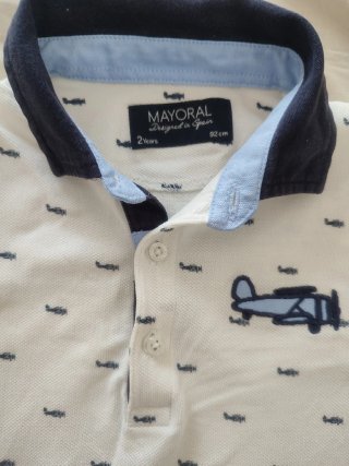 Polo Mayoral blanco con aviones