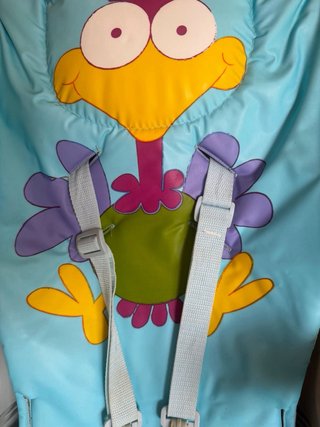 Silla de bebé azul con estampado