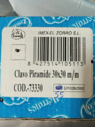 Lote 55 clavos decorativos pirámide negros