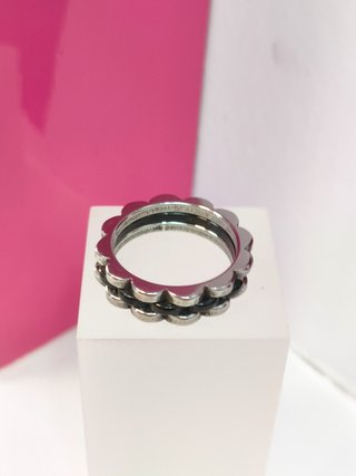 Anillo acero plateado con linea negra y diseño T18