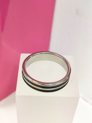 Anillo acero plateado con lineas negras T24