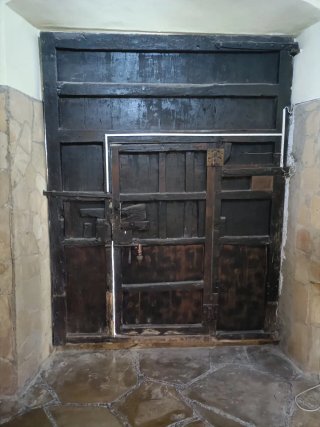 Puerta de madera maciza