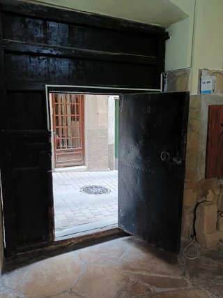 Puerta de madera maciza