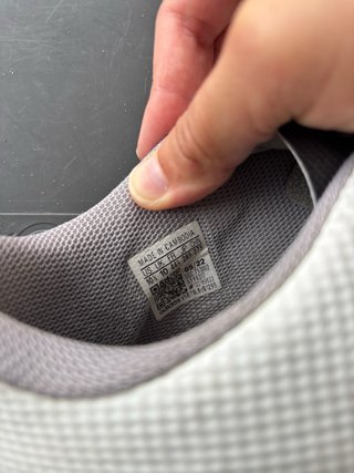 Botines de fútbol grises y blancos