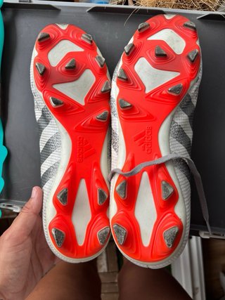 Botines de fútbol grises y blancos