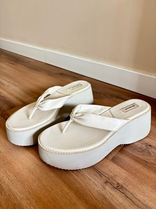 Chanclas plataforma Stradivarius blancas