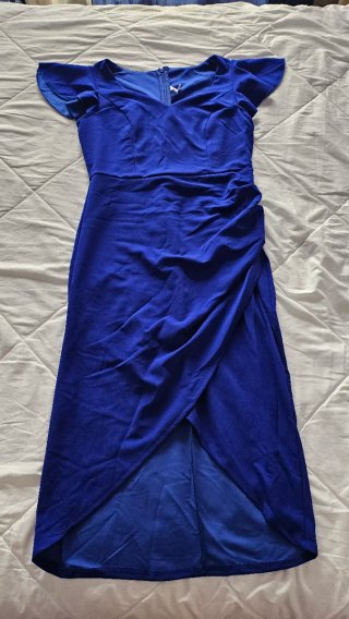 Vestido azul elegante con volantes