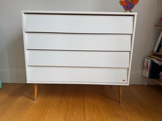 Cómoda blanca con patas de madera