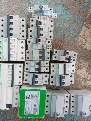 Disyuntores Schneider Electric y Legrand