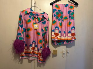 Conjunto raso fiesta flores plumas sin estrenar