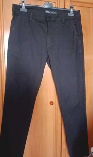 PANTALON CABALLERO TIPO CHINO. ZARA.