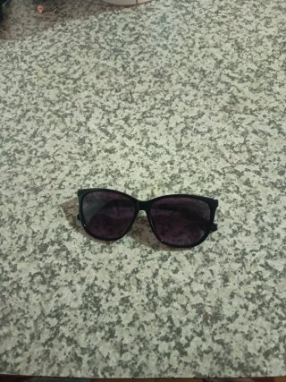 Gafas de sol negras y moradas