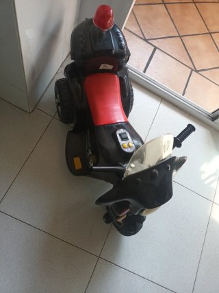 Moto infantil negra y roja
