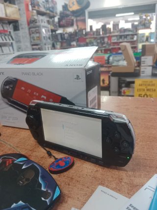 CONSOLA SONY PSP 3004 CON CAJA Y CARGADOR