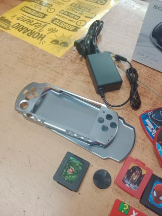 CONSOLA SONY PSP 3004 CON CAJA Y CARGADOR